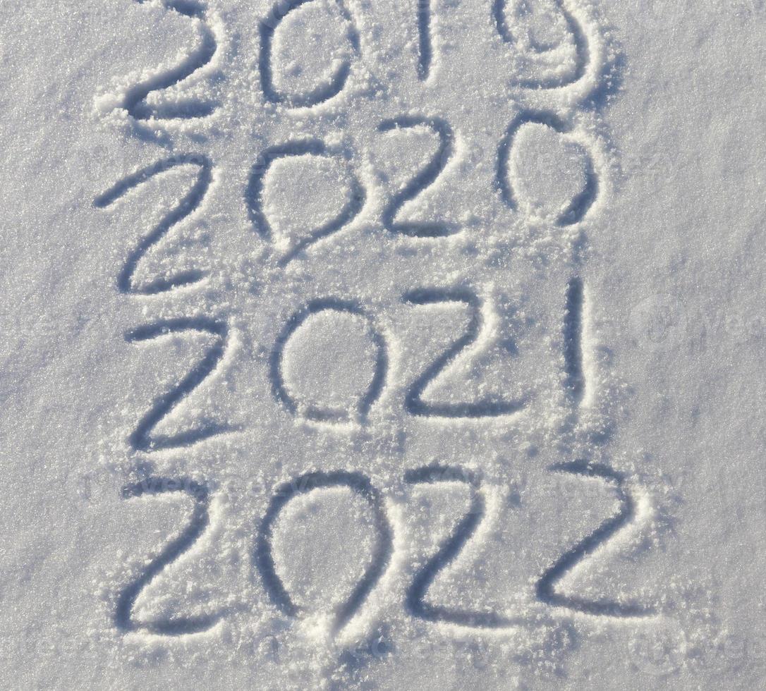l'iscrizione sul nuovo anno 2022 sulla neve in inverno foto