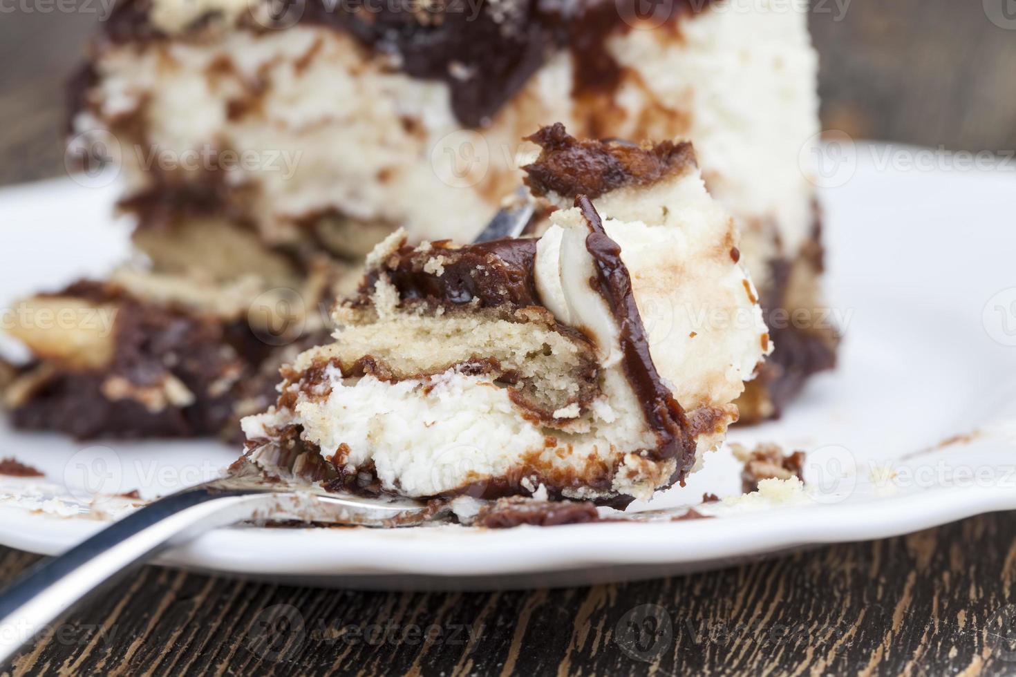 torta a forma di cubo su un piatto foto