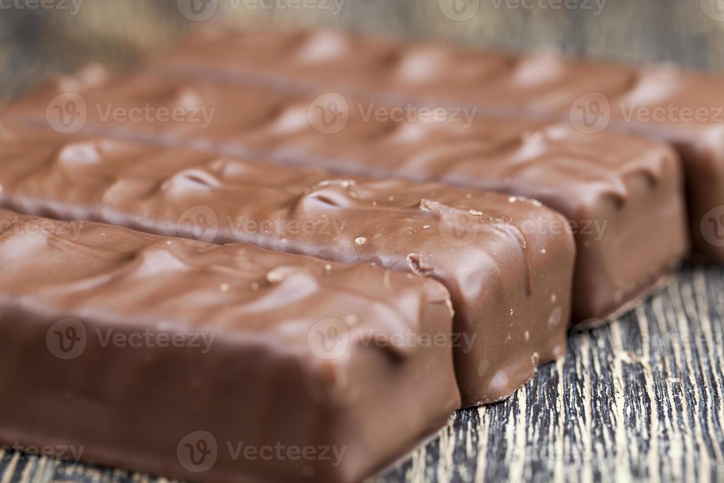 torrone cremoso ricoperto di cioccolato al latte foto