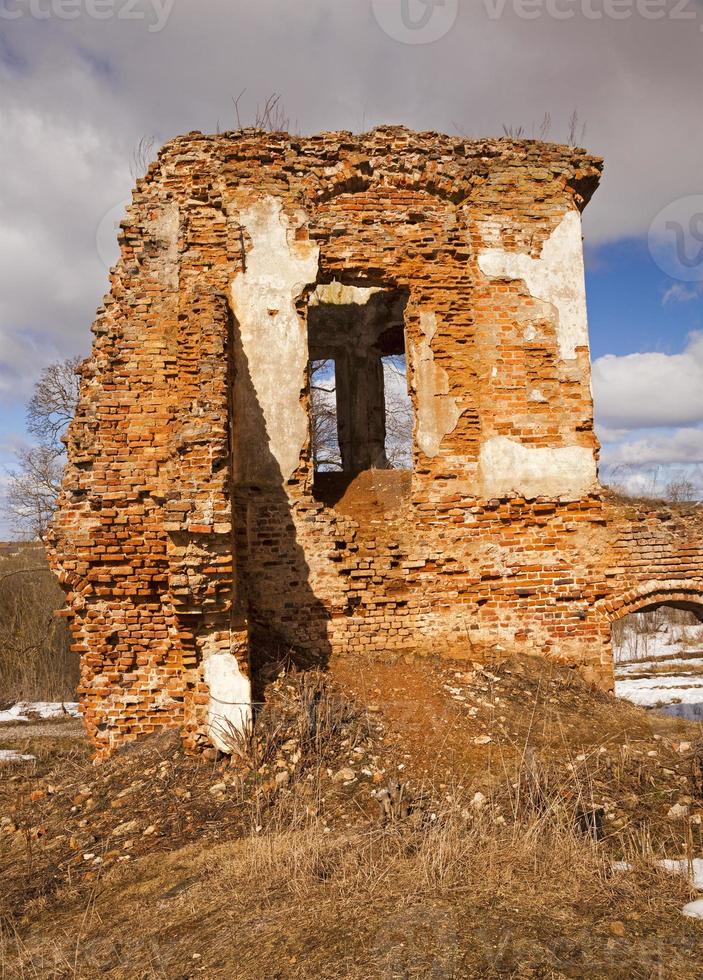 rovine di una fortezza in mattoni rossi foto