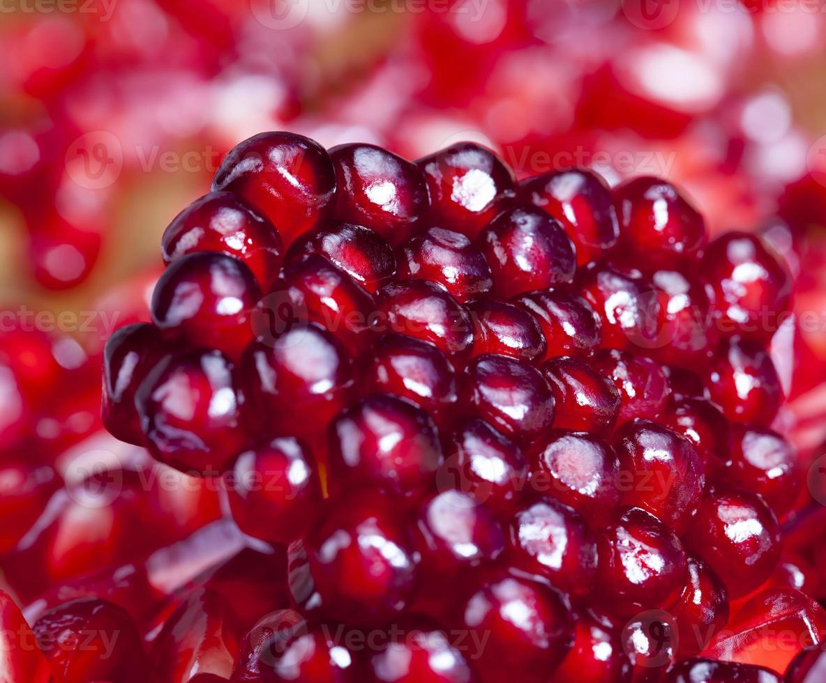 melograno rosso e maturo con chicchi succosi foto