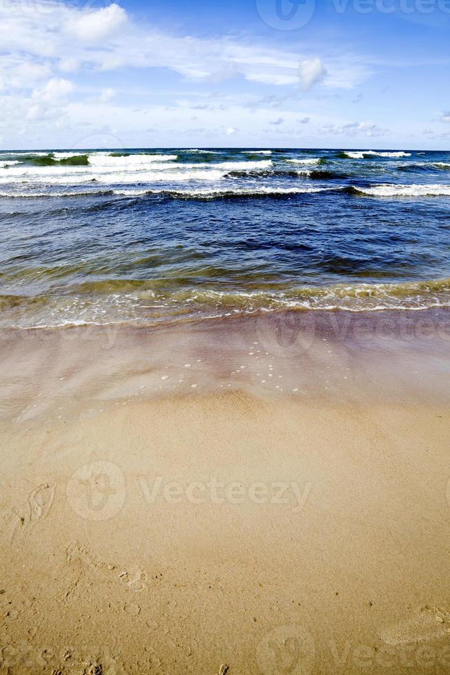 bel tempo soleggiato sulla costa del mare foto