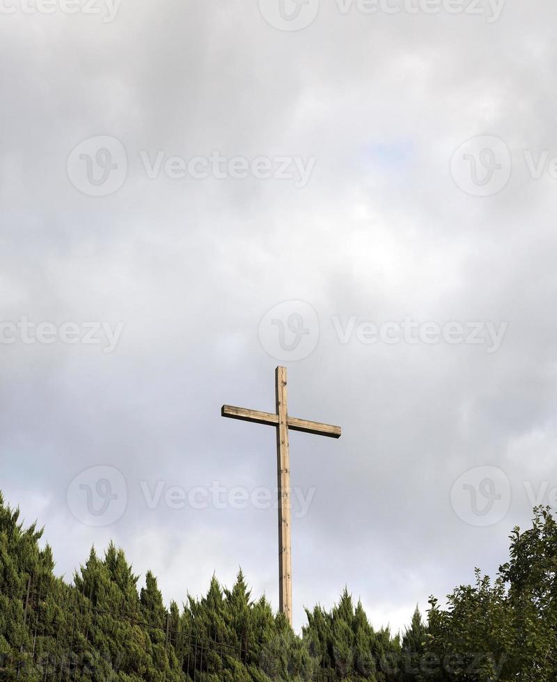 croce di legno vicino alla chiesa foto
