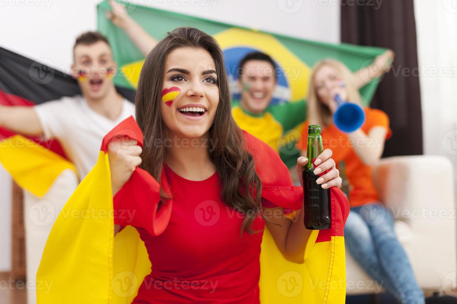 bella ragazza spagnola con i suoi amici tifo partita di calcio foto