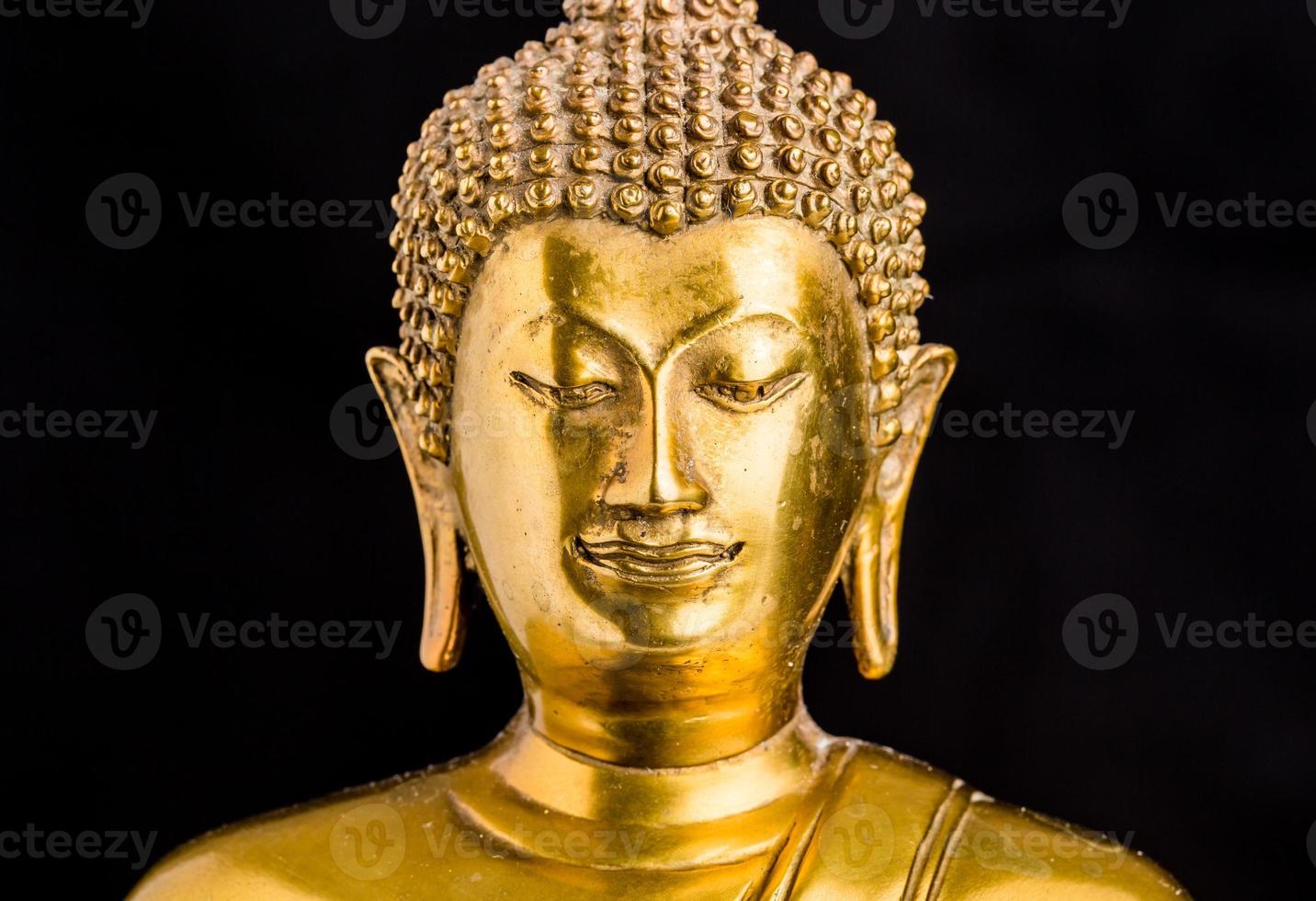 statua di Buddha su sfondo nero foto