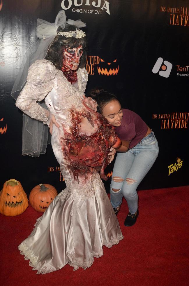 Los angeles, 9 ottobre - ashley madekwe al haunted hayride 8° evento annuale vip black carpet al griffith park il 9 ottobre 2016 a los angeles, ca foto