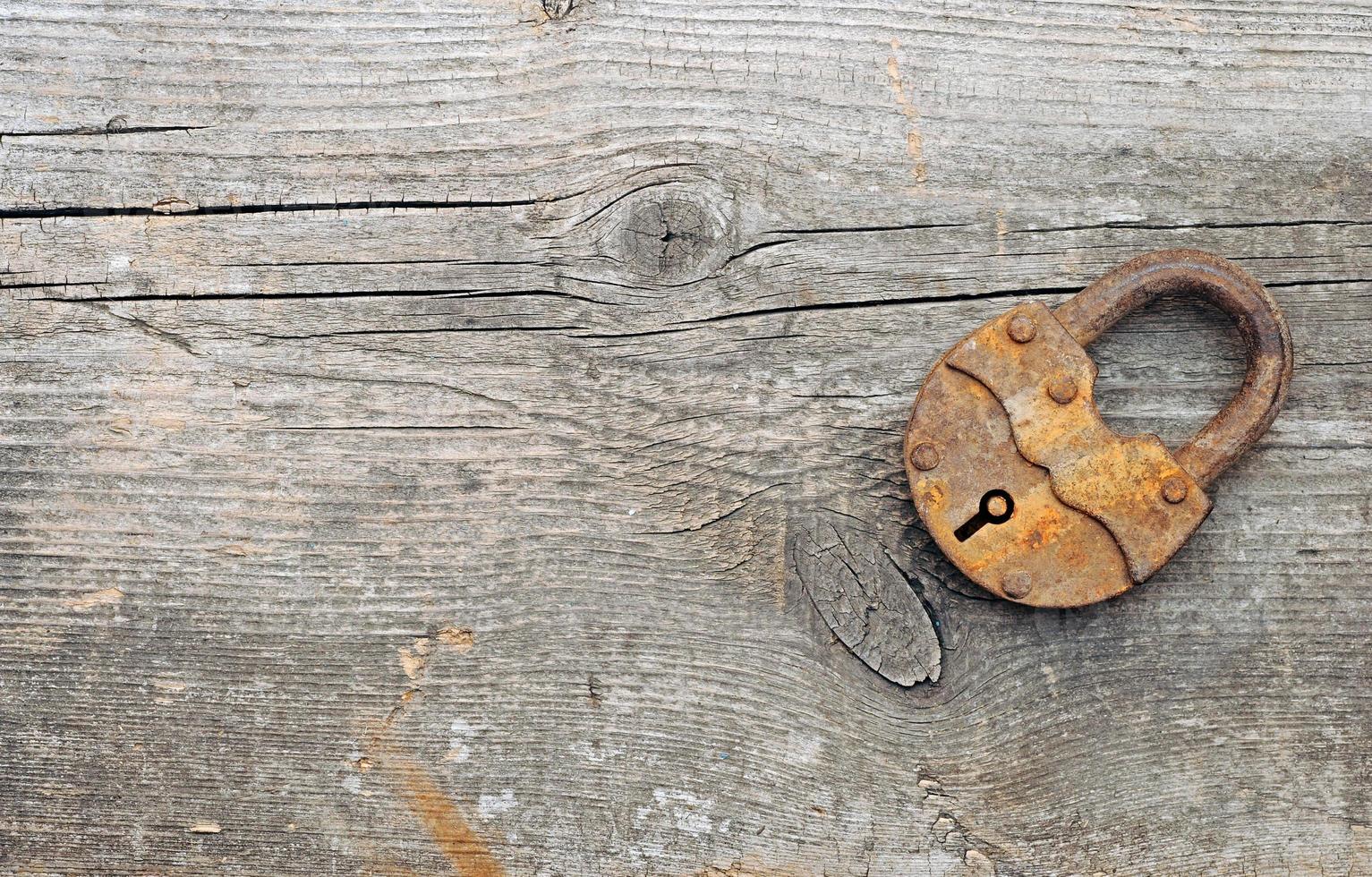 vecchio lucchetto su sfondo di legno con spazio di copia foto
