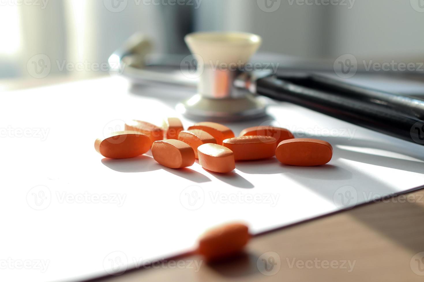 pillole arancioni, prescrizione e phonendoscop foto