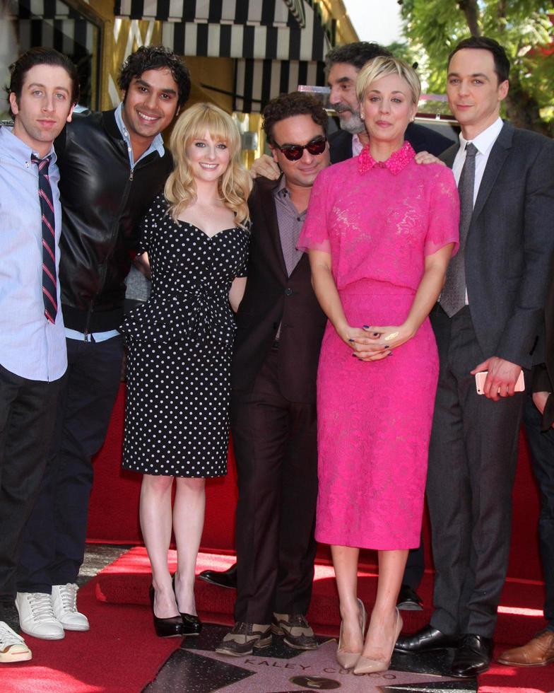 los angeles, 29 ottobre - kaley cuoco al kaley cuoco premiato con la stella sulla hollywood walk of fame all'hollywood blvd il 29 ottobre 2014 a los angeles, ca foto