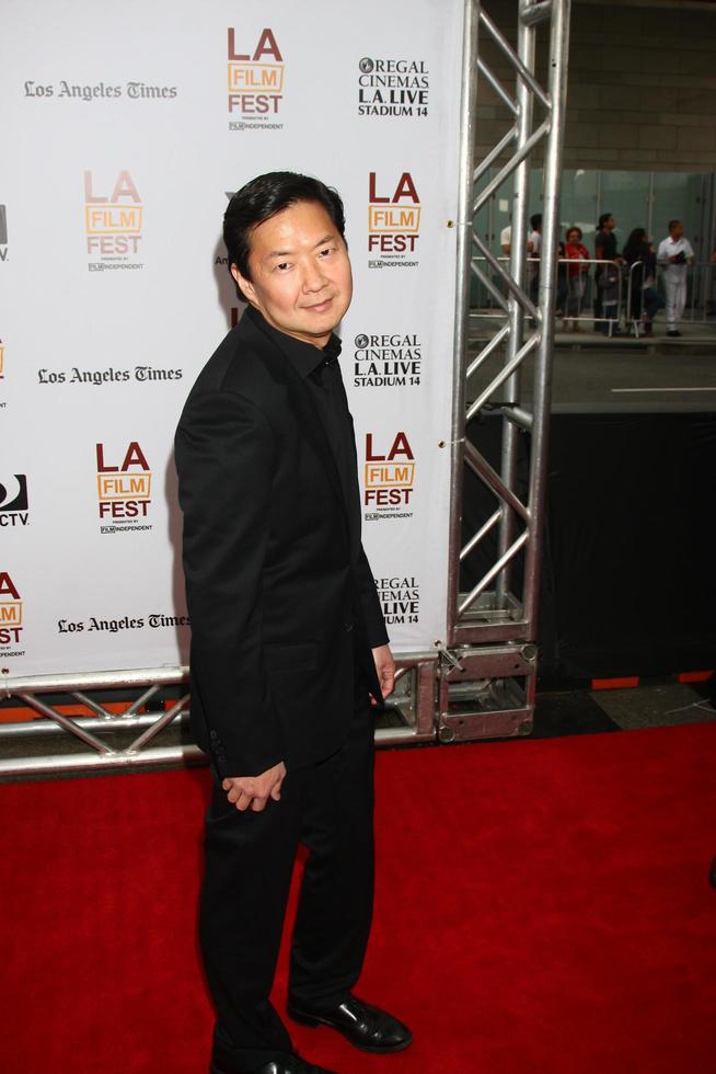 los angeles, 23 giugno - ken jeong arriva alla via del ritorno in anteprima come parte del festival del cinema di los angeles al cinema regale il 23 giugno 2013 a los angeles, ca foto