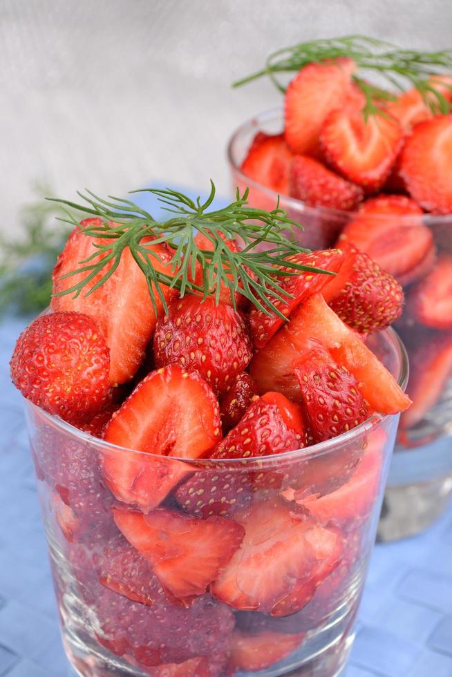 fragole fresche sulla tovaglia blu foto