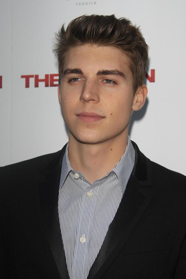 los angeles, 22 aprile - nolan funk arriva alla premiere di iceman presso i teatri arclight hollywood il 22 aprile 2013 a los angeles, ca foto