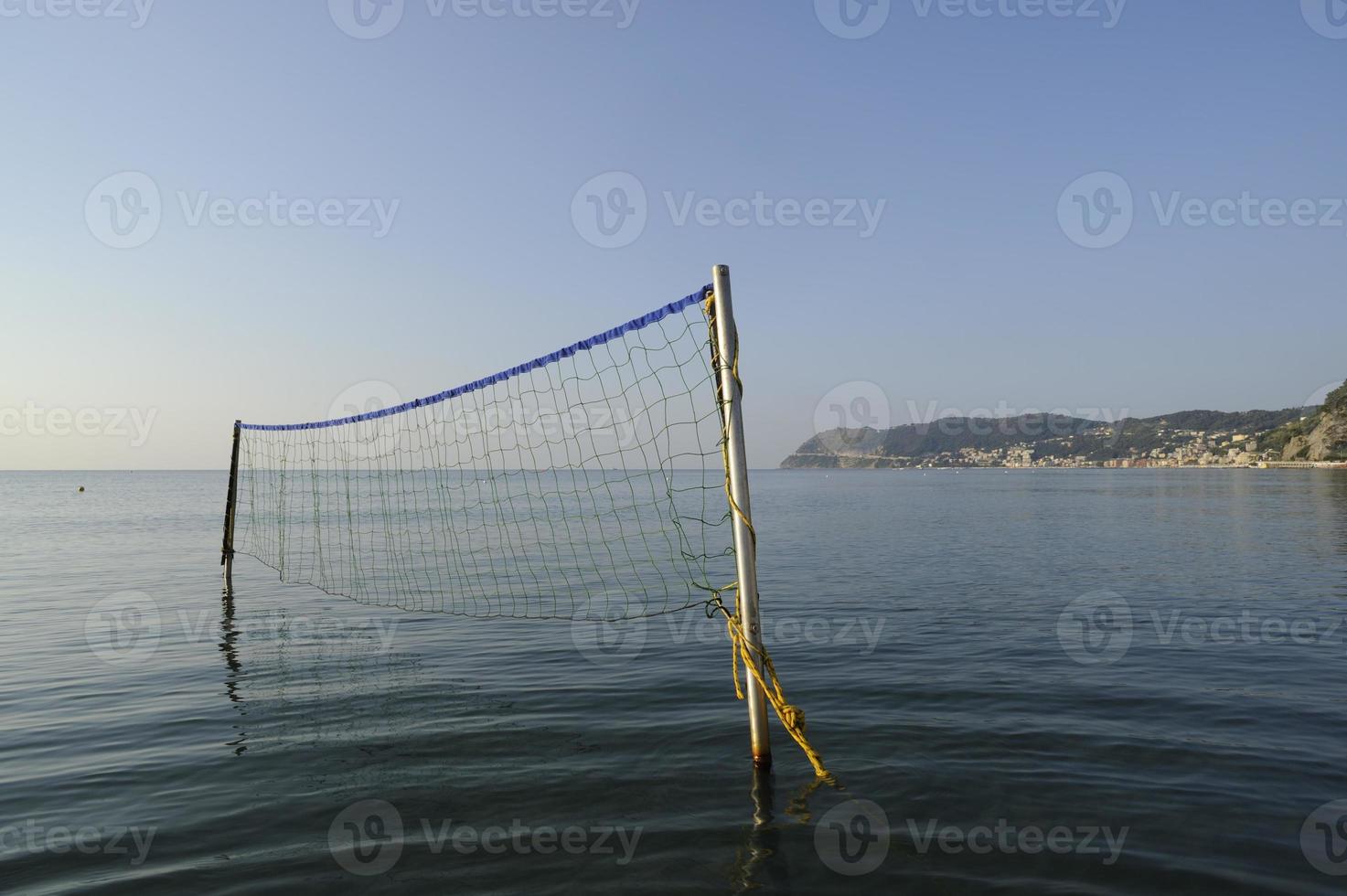 alassio. rete da beach volley in acque calme. foto