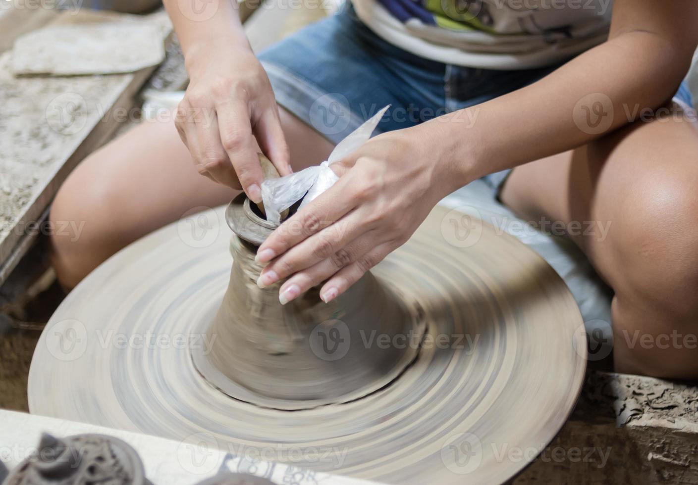 ruota artigianale in ceramica ceramica argilla potter mano umana foto