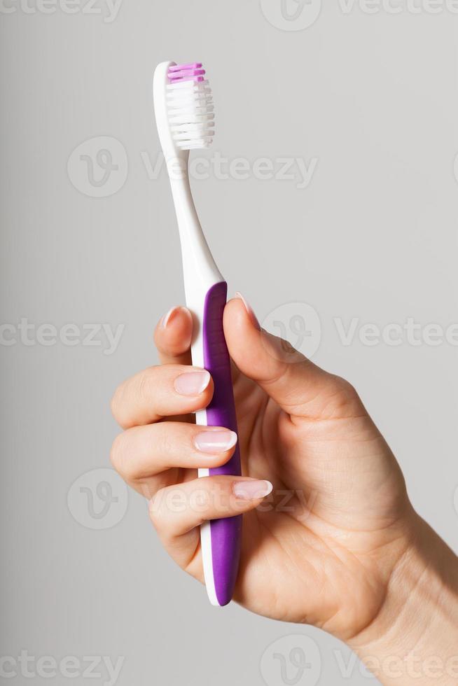 mano con spazzolino da denti foto