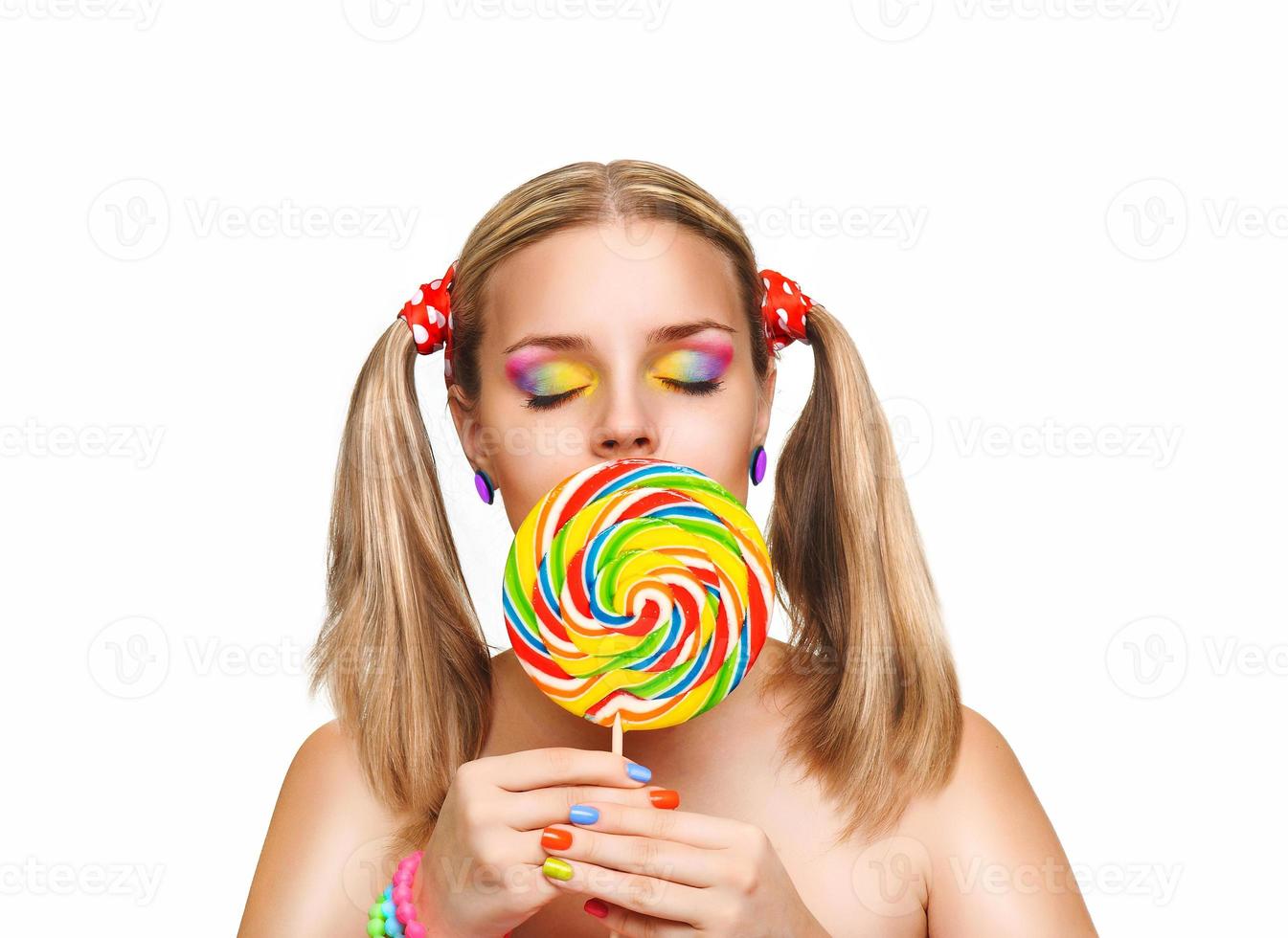 ragazza che mangia lecca-lecca colorata. lecca-lecca. foto