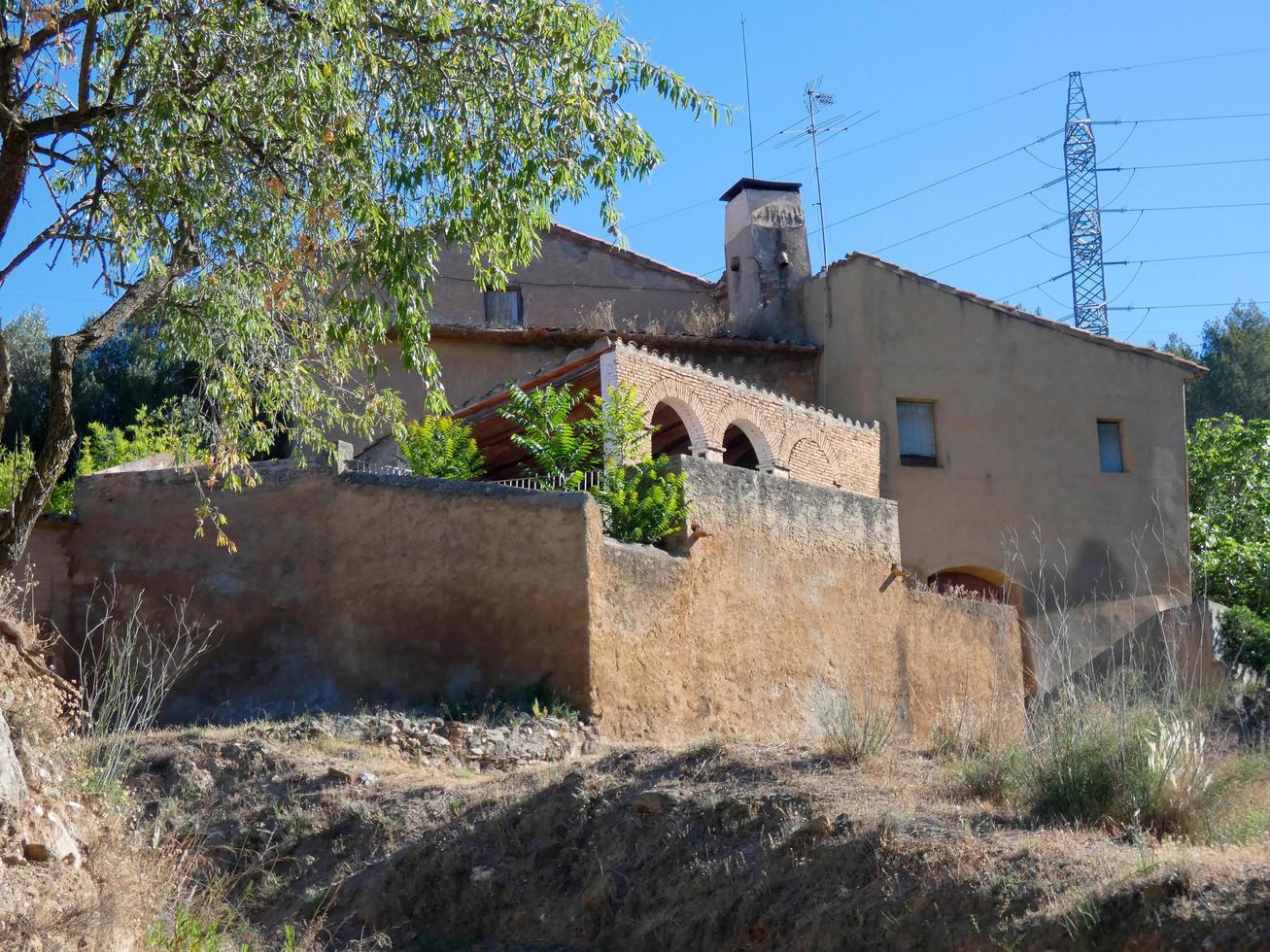 tipica casa di montagna catalana nelle vicinanze di barcellona, spagna foto