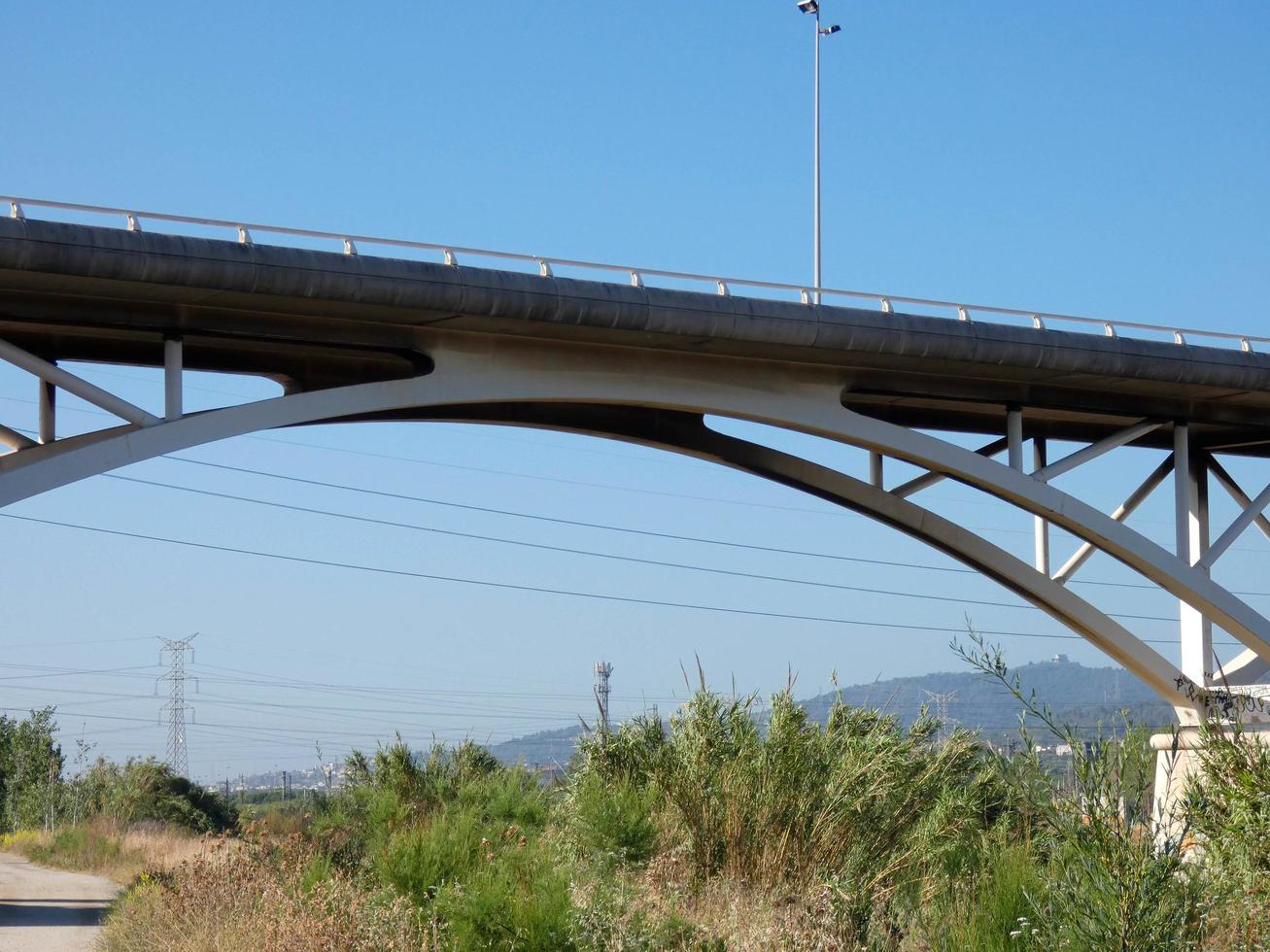 ponte su un fiume per il passaggio di autoveicoli foto