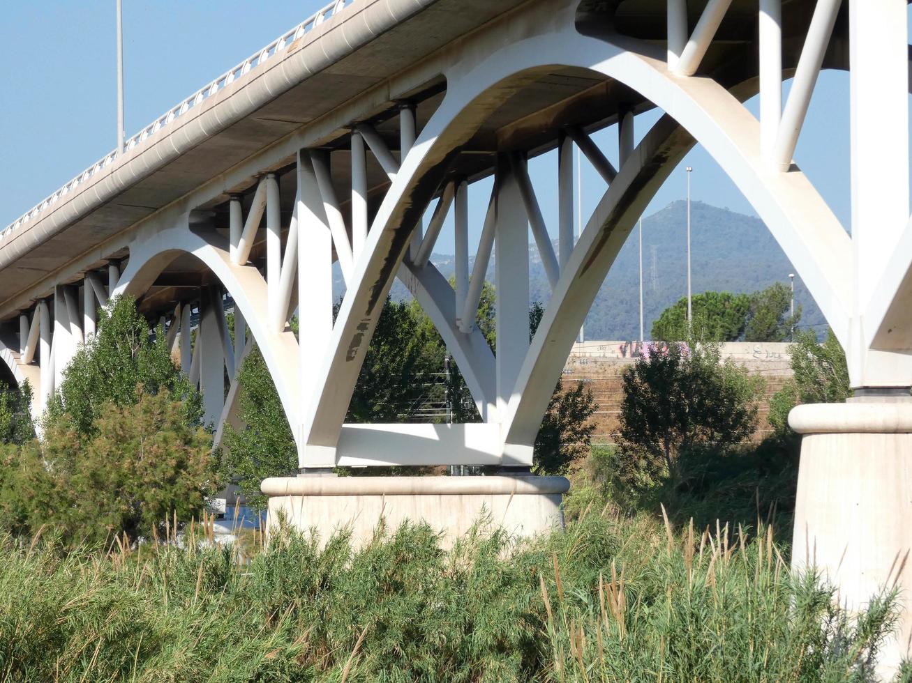 ponte su un fiume per il passaggio di autoveicoli foto