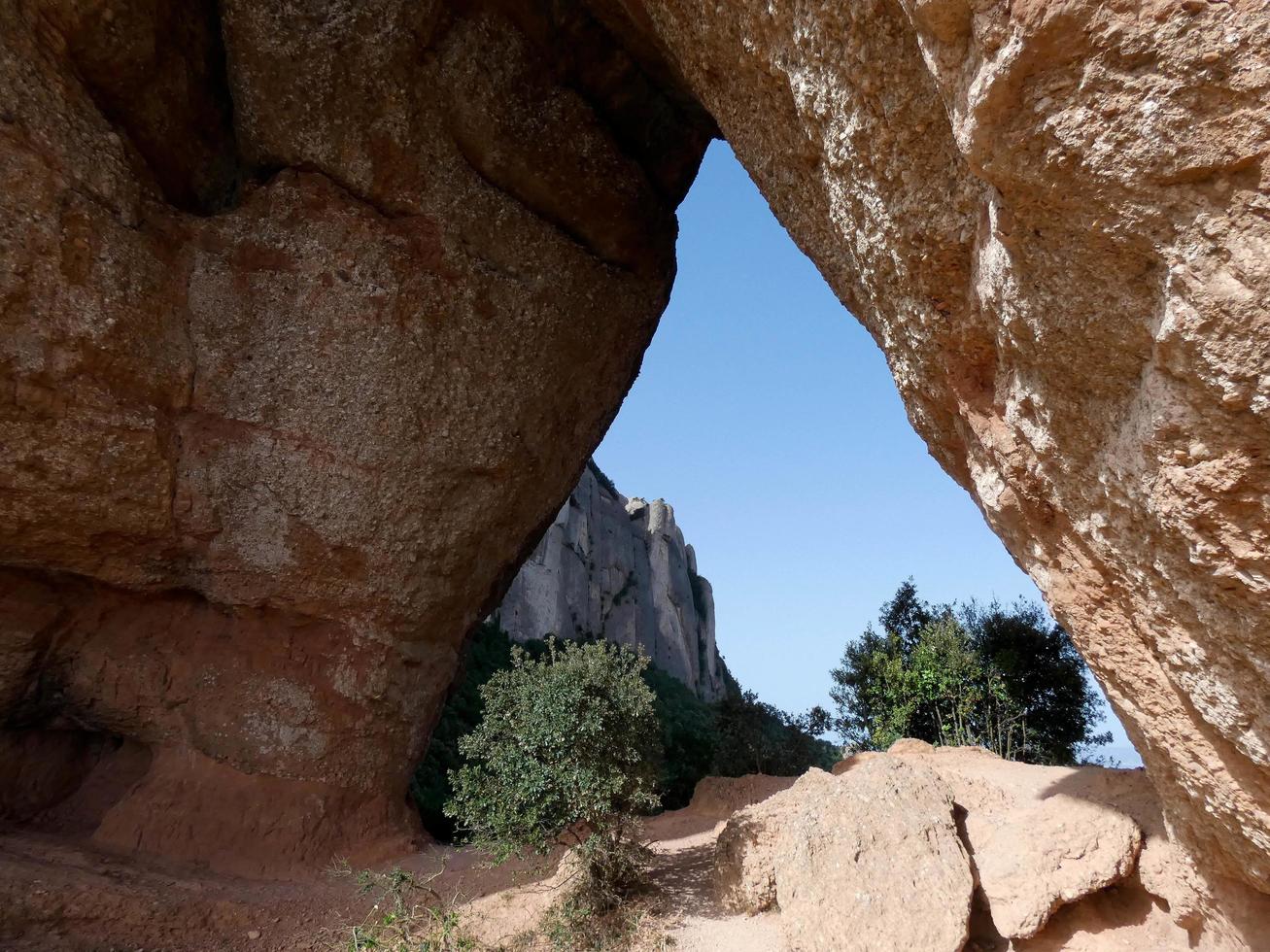 dolina naturale nelle montagne di montserrat, catalogna, spagna foto