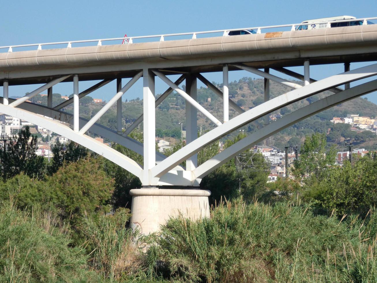 ponte su un fiume per il passaggio di autoveicoli foto