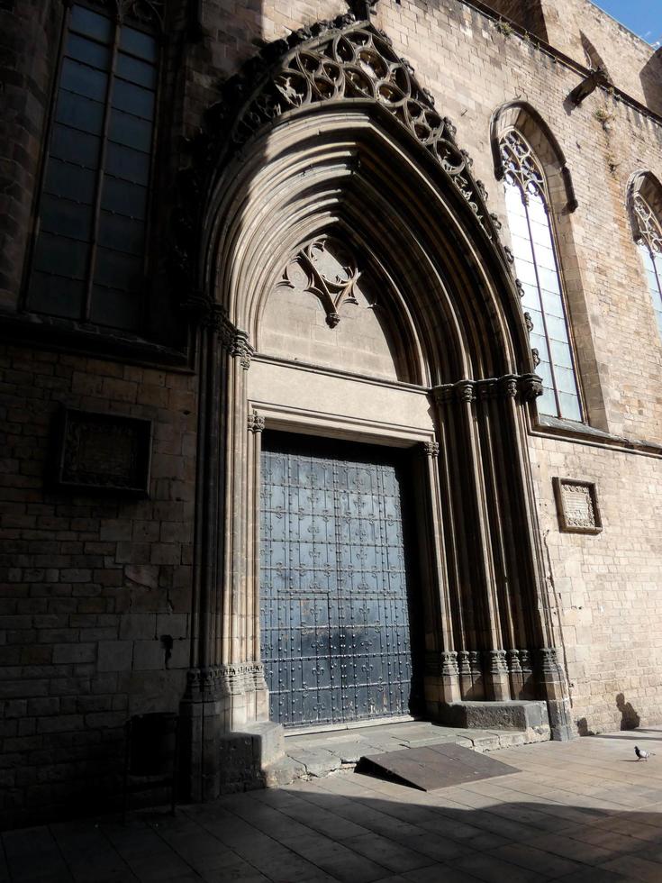 dettagli dell'edificio religioso, chiesa di santa maria del mar nel quartiere nato di barcellona. foto