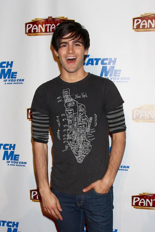 los angeles, 12 mar - max ehrich arriva al catch me if you can apertura notturna al teatro Pantages il 12 marzo 2013 a los angeles, ca foto