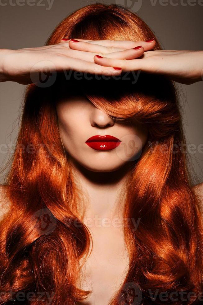bella ragazza redhair capelli ricci sani. foto
