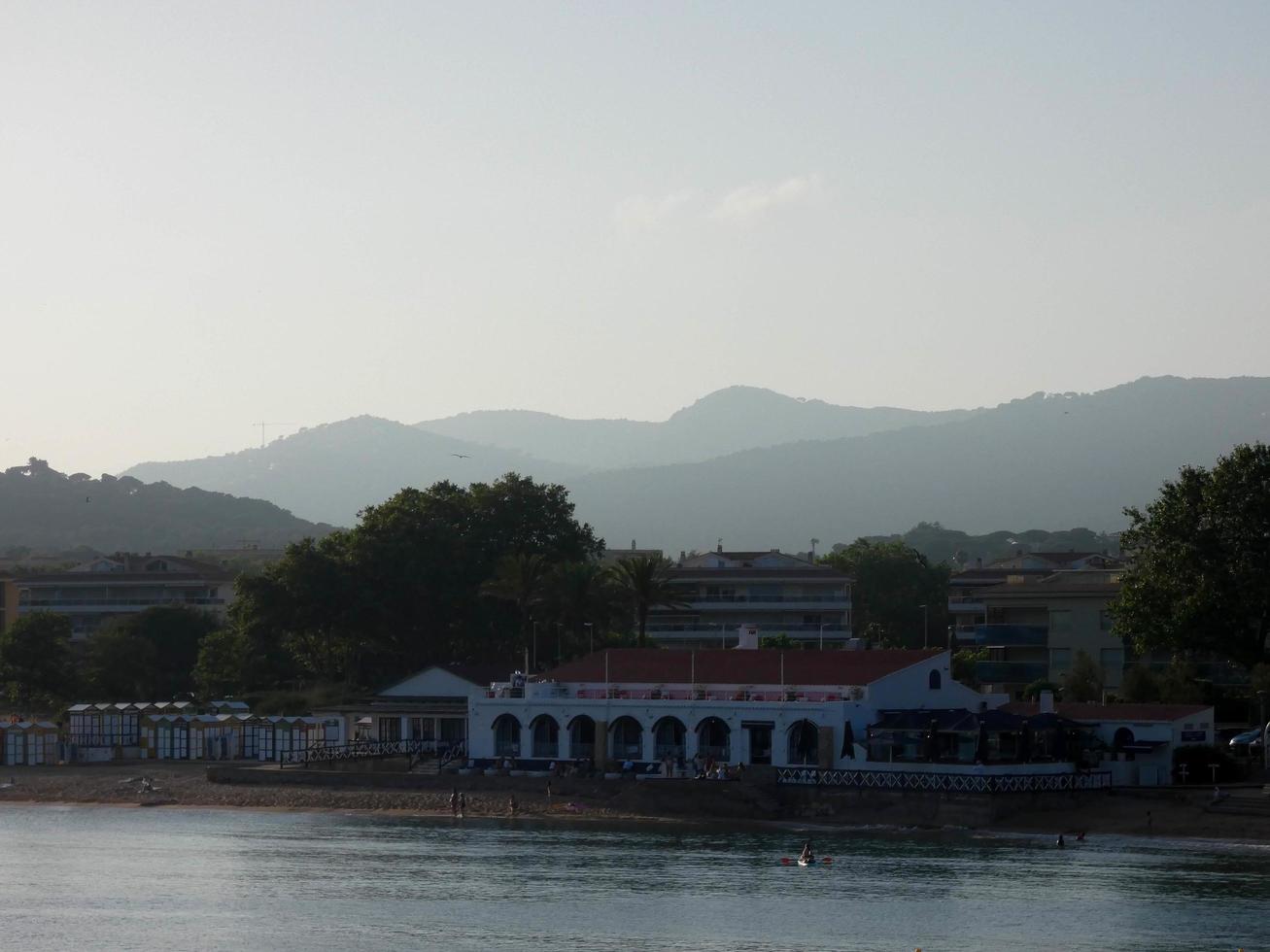 vista della spiaggia di sant pol, s'agaro sulla costa brava catalana foto