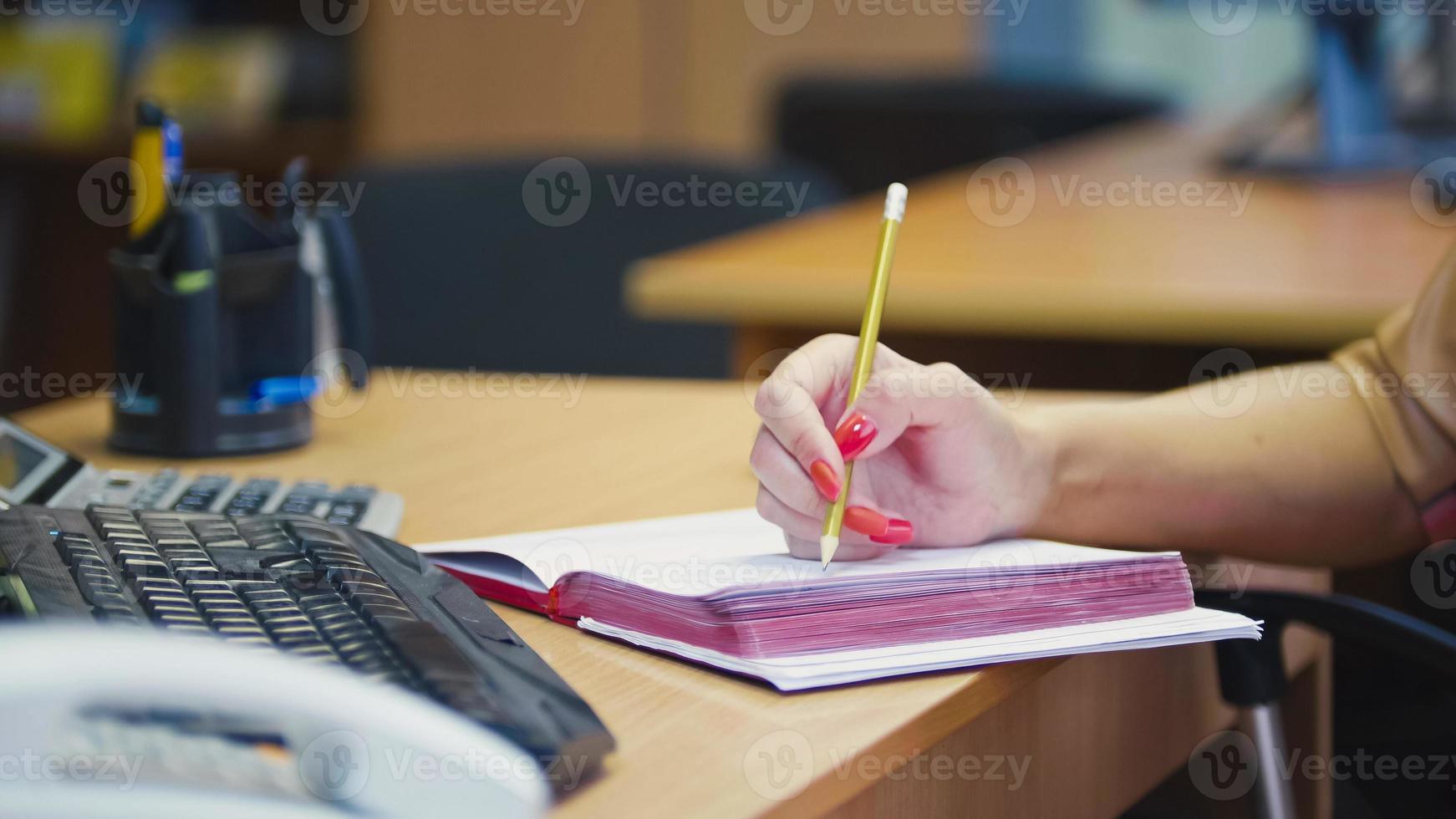 gesti delle mani della donna responsabile dell'ufficio quando si parla al telefono, primi piani foto