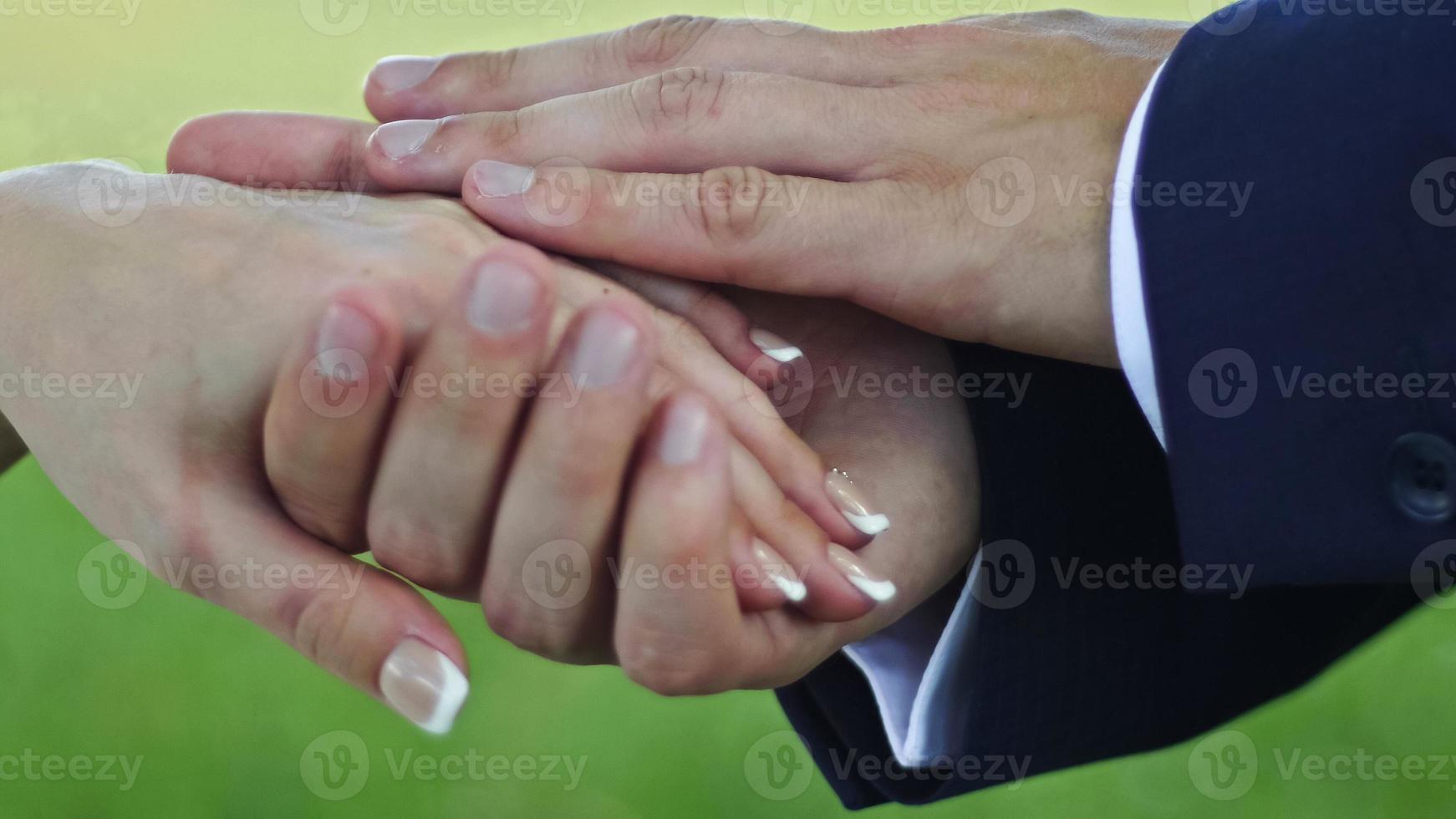 mani di sposo e sposa, all'aperto, primi piani foto