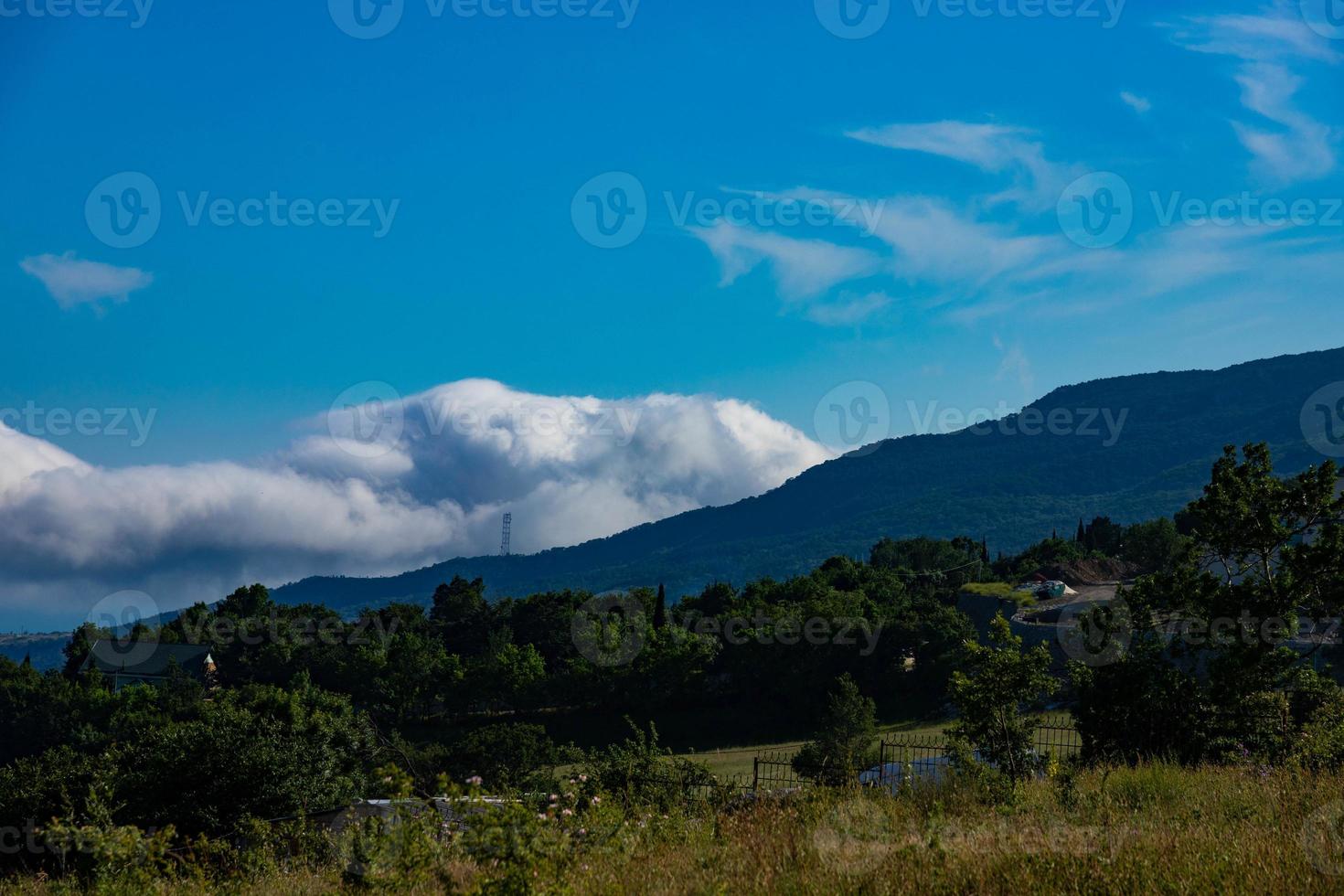 paesaggio di una valle di montagna con nuvole nelle montagne della Crimea sopra gurzuf. foto