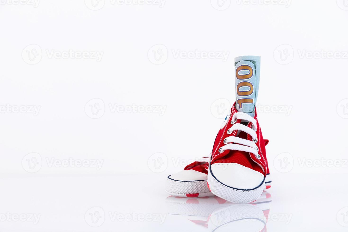 scarpe da ginnastica rosse del bambino isolate su fondo bianco. negozio di scarpe per bambini. copia spazio. foto