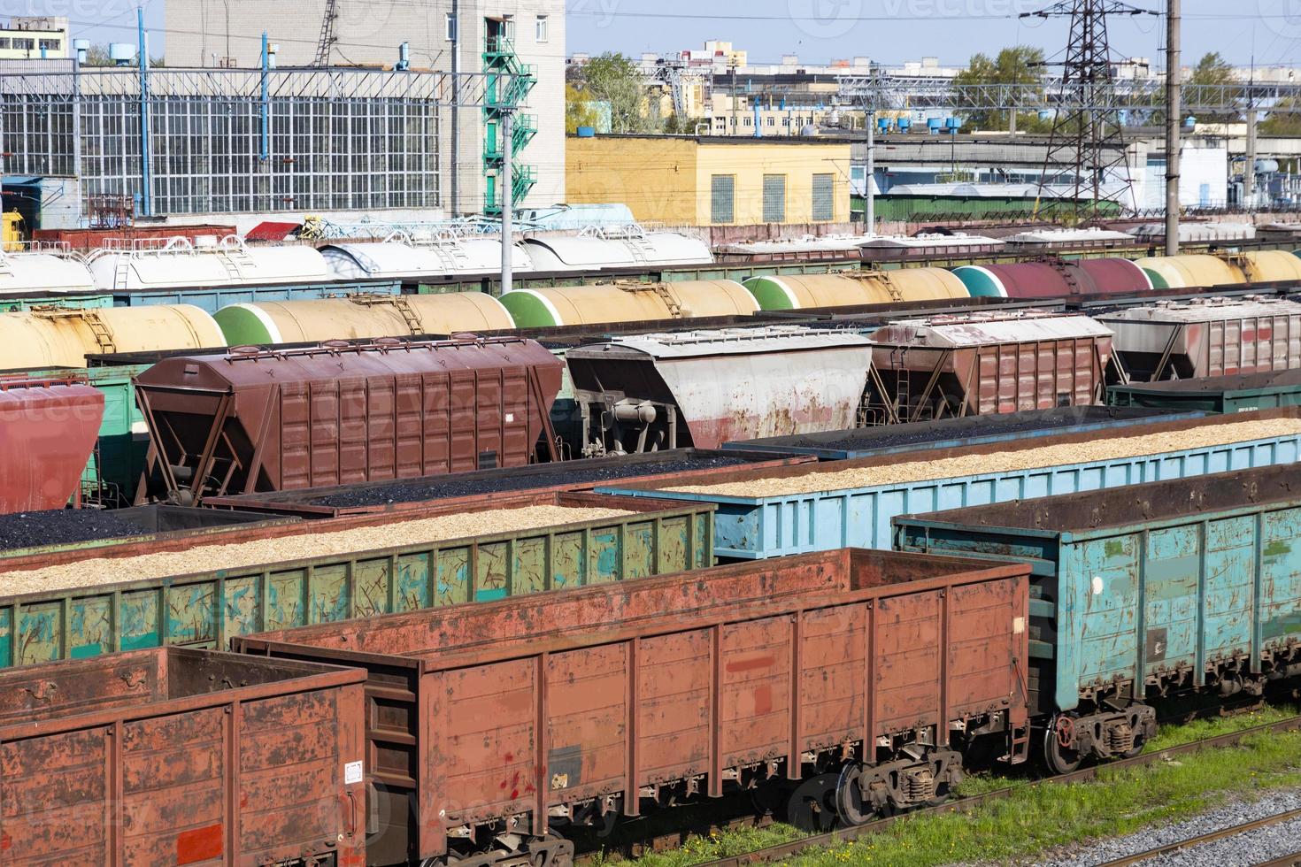 vagoni del carbone, vagoni con trucioli e segatura, vagoni vuoti come parte di un treno. il riscaldamento globale. produzione di energia. foto