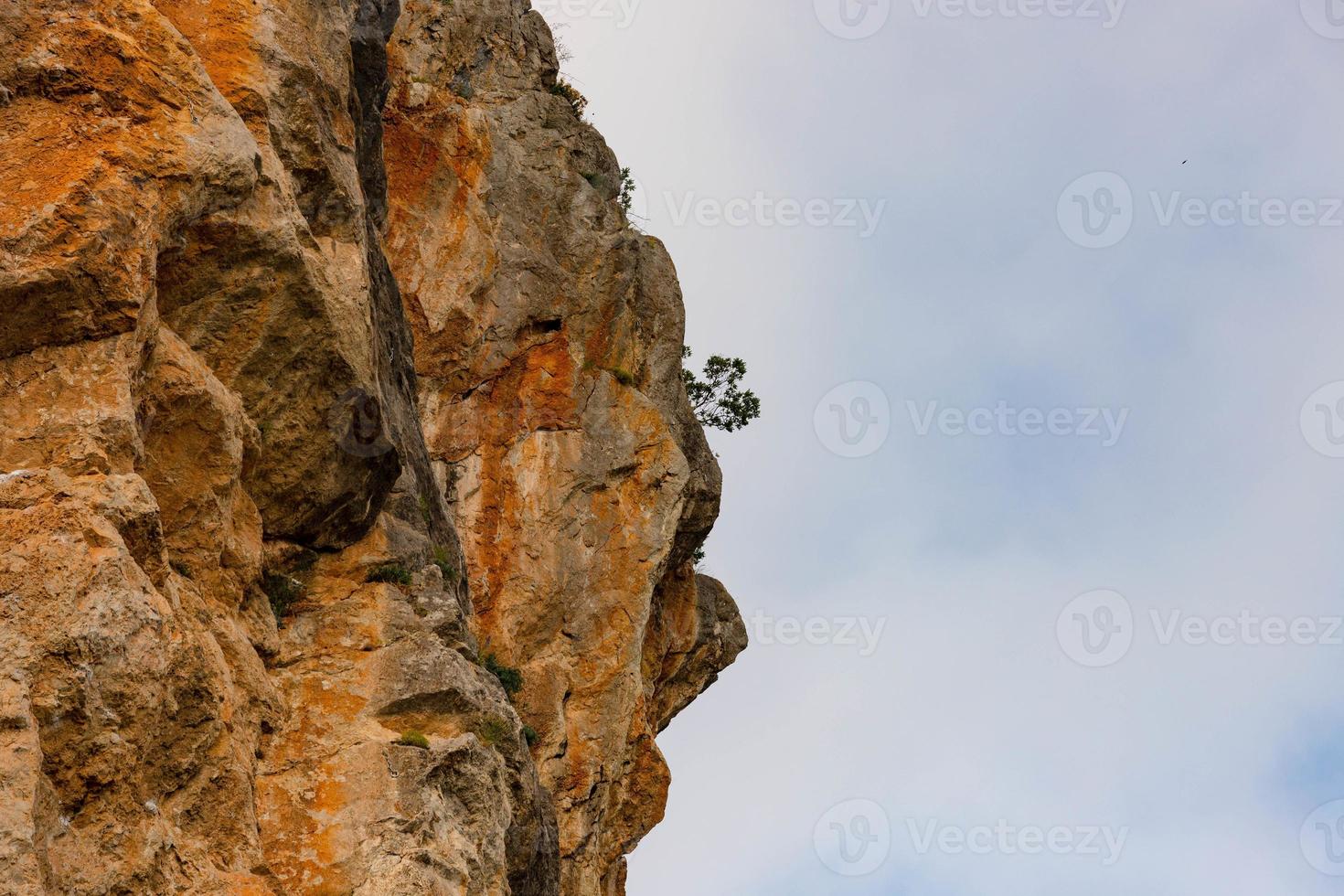 la pietra rossa rossa è una roccia di calcare marmorizzato giallo rosato. foto