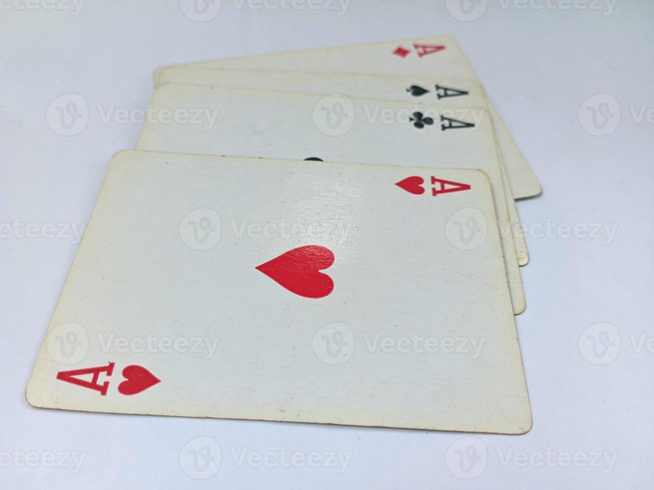 vecchia carta noiosa poker o asso isolata su sfondo bianco foto