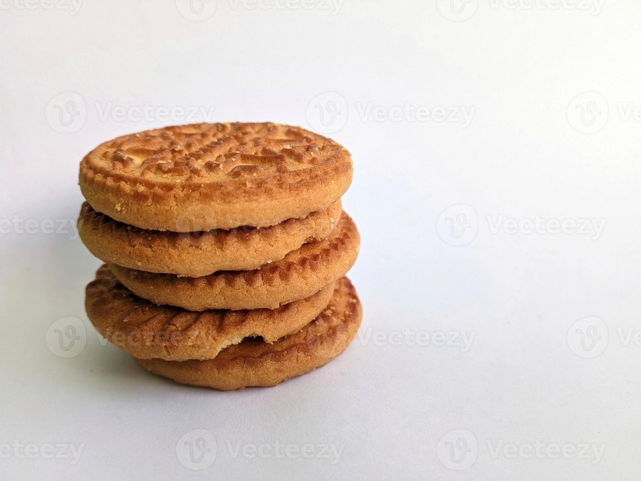 mucchio di biscotti appetitosi isolati su sfondo bianco foto