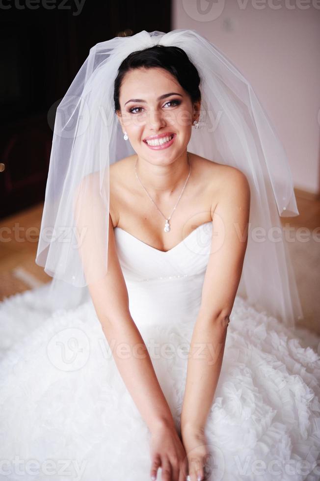 ritratto di una bellissima sposa scoppia a ridere foto
