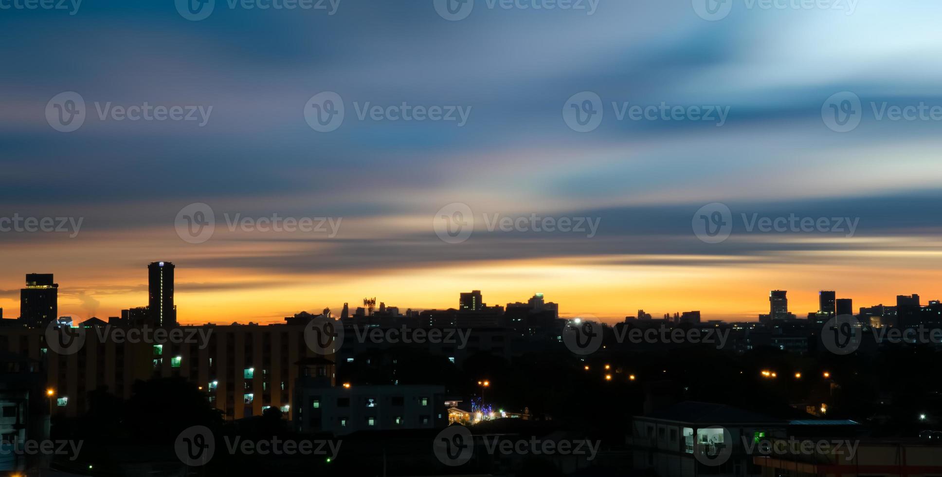 il cielo colorato al tramonto durante il crepuscolo dopo la pioggia, dà una sensazione drammatica, una vista a volo d'uccello della città al crepuscolo, un bel cielo con le nuvole, lo sfondo del cielo con le nuvole, la natura astratta. foto