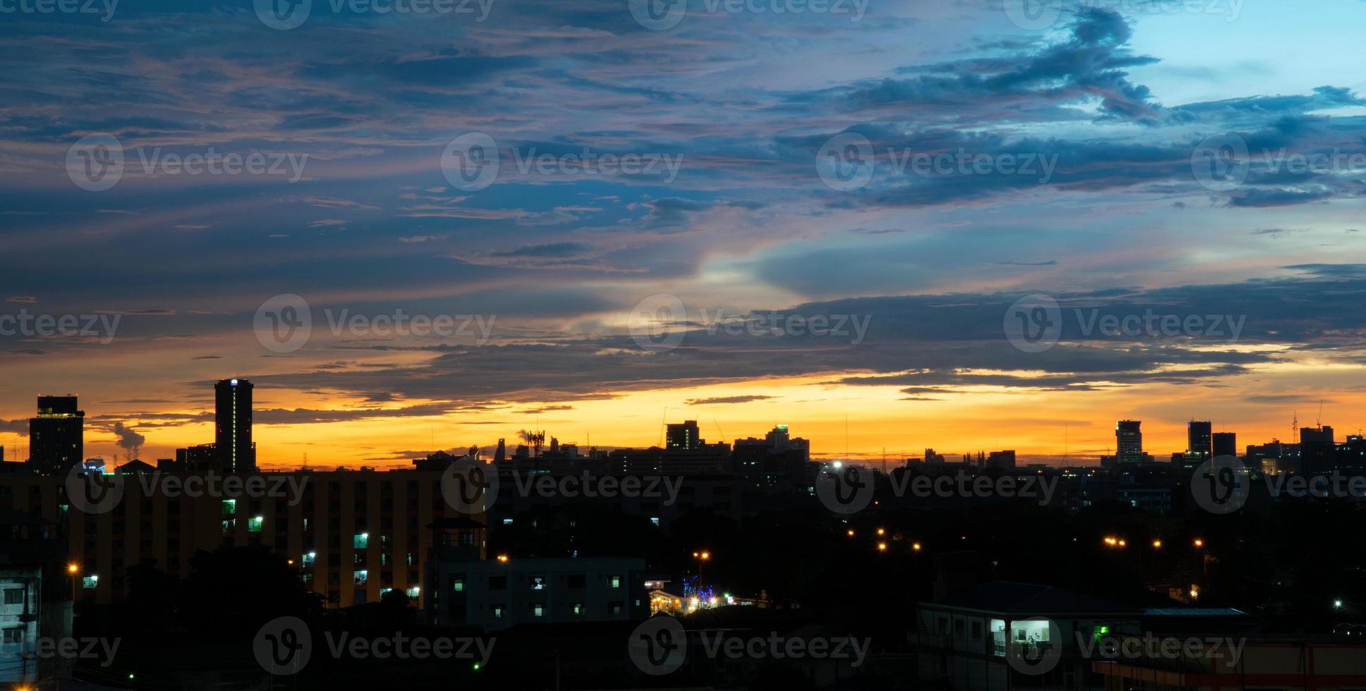 il cielo colorato al tramonto durante il crepuscolo dopo la pioggia, dà una sensazione drammatica, una vista a volo d'uccello della città al crepuscolo, un bel cielo con le nuvole, lo sfondo del cielo con le nuvole, la natura astratta. foto