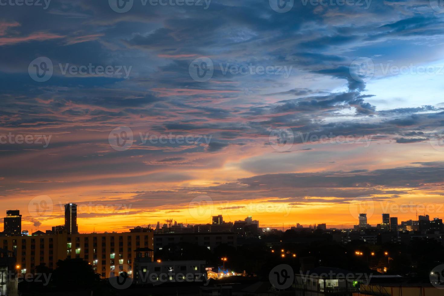 il cielo colorato al tramonto durante il crepuscolo dopo la pioggia, dà una sensazione drammatica, una vista a volo d'uccello della città al crepuscolo, un bel cielo con le nuvole, lo sfondo del cielo con le nuvole, la natura astratta. foto