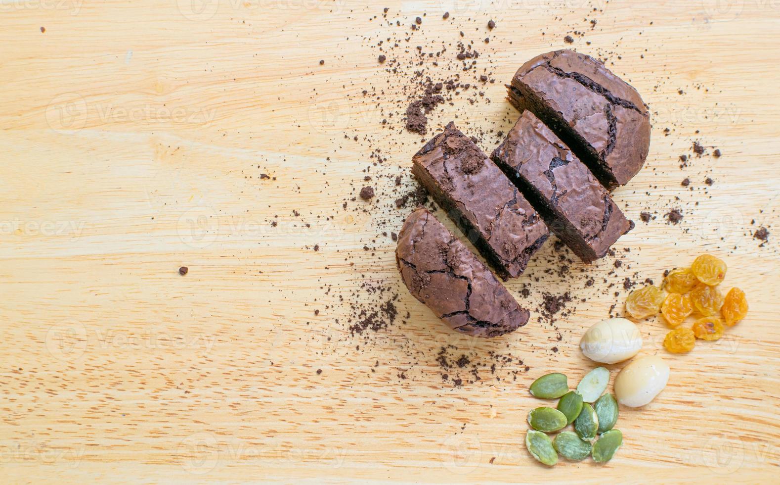 delizioso brownie al cioccolato fatto in casa, ingredienti di brownie, brownie al cioccolato fondente, prodotti da forno e dessert fatti in casa, pezzi di brownie fresco, concetto di pasticceria. foto