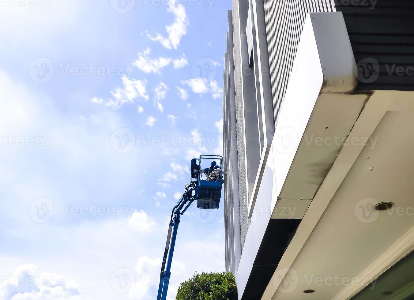 gru manlift con piattaforma di sollevamento sul tetto di un edificio foto