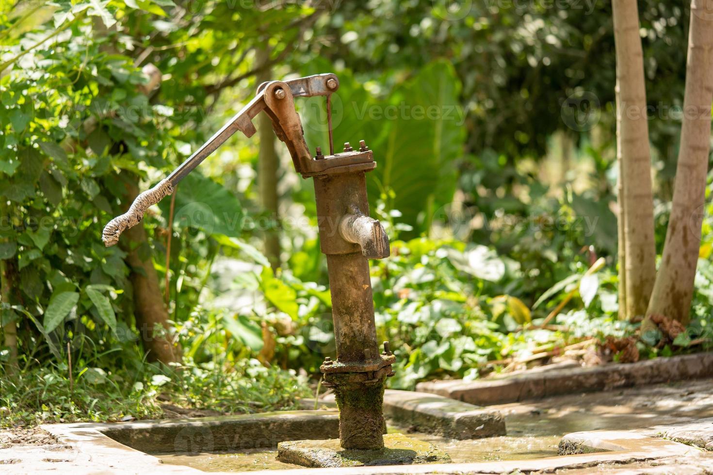 vecchia pompa dell'acqua a mano nel villaggio foto