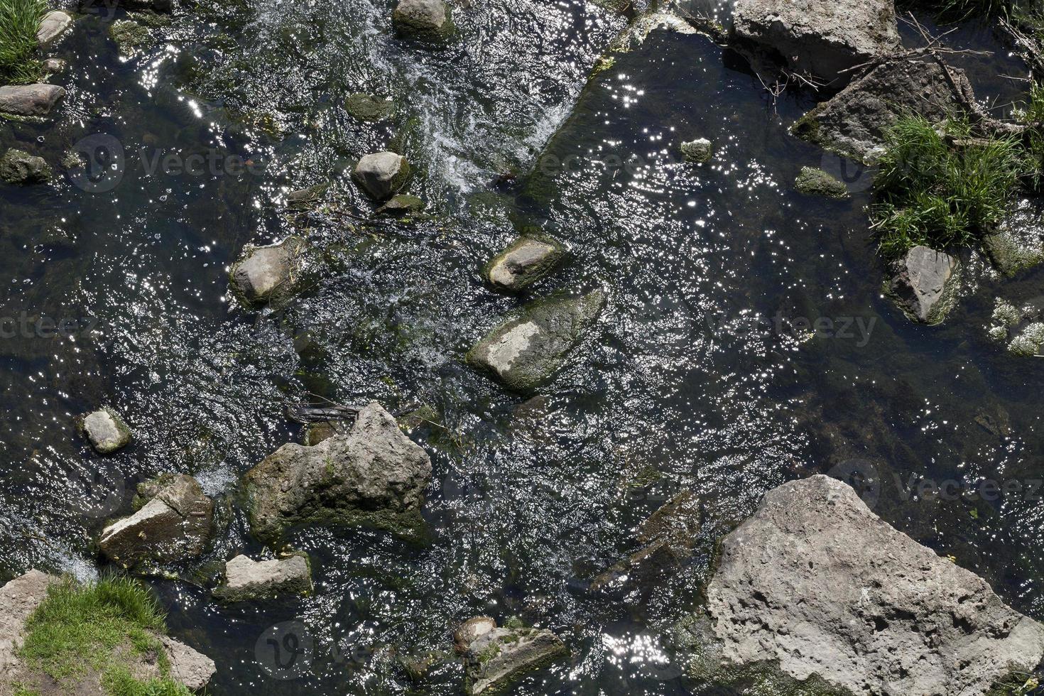 pietre nell'acqua del fiume foto