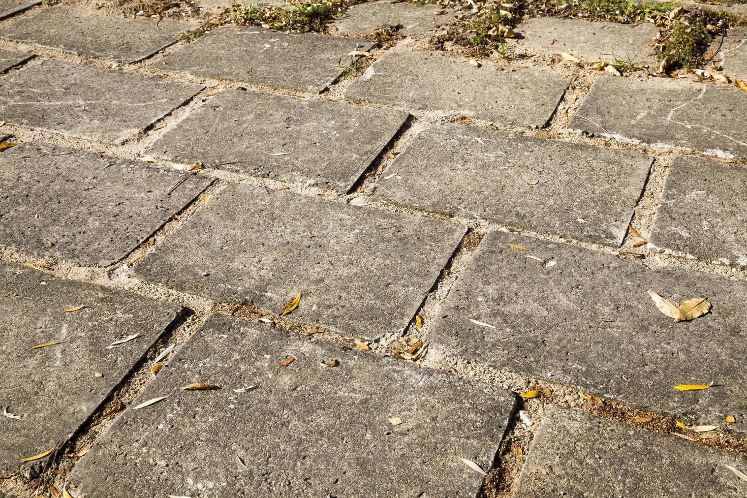 vecchie grandi piastrelle sulla strada foto