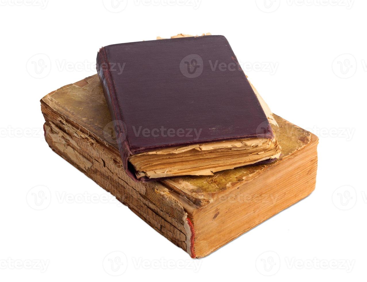 pila di vecchi libri con timbratura d'oro su sfondo bianco foto