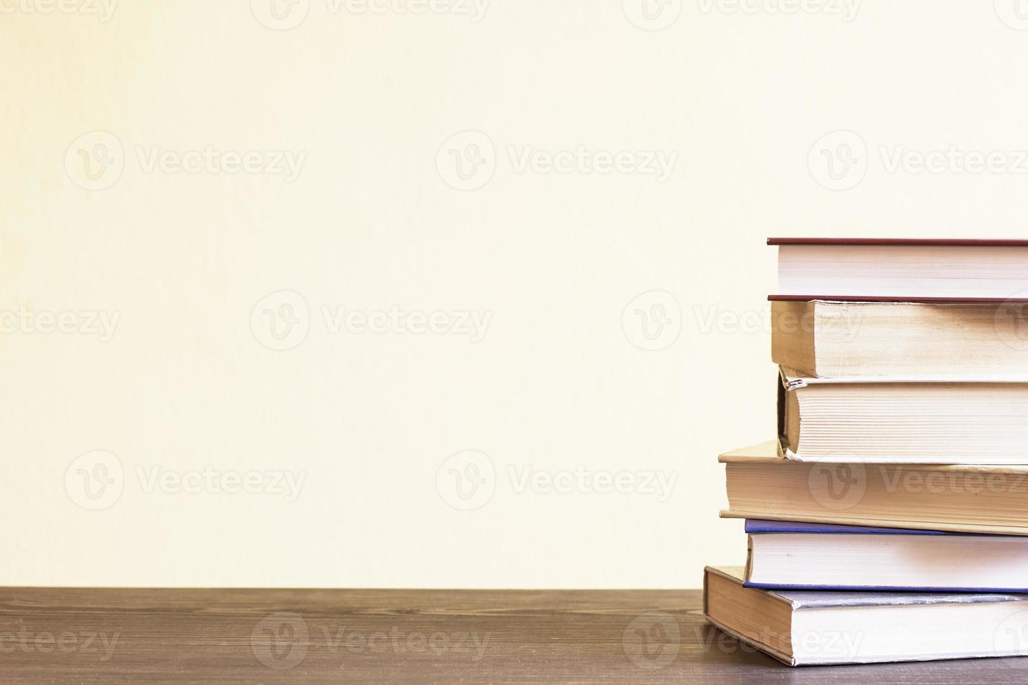 vecchi libri sullo scaffale di legno. foto