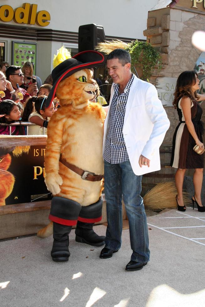 los angeles, 23 ottobre - antonio banderas che arriva al gatto con gli stivali premiere al Regency Village Theatre il 23 ottobre 2011 a Westwood, ca foto