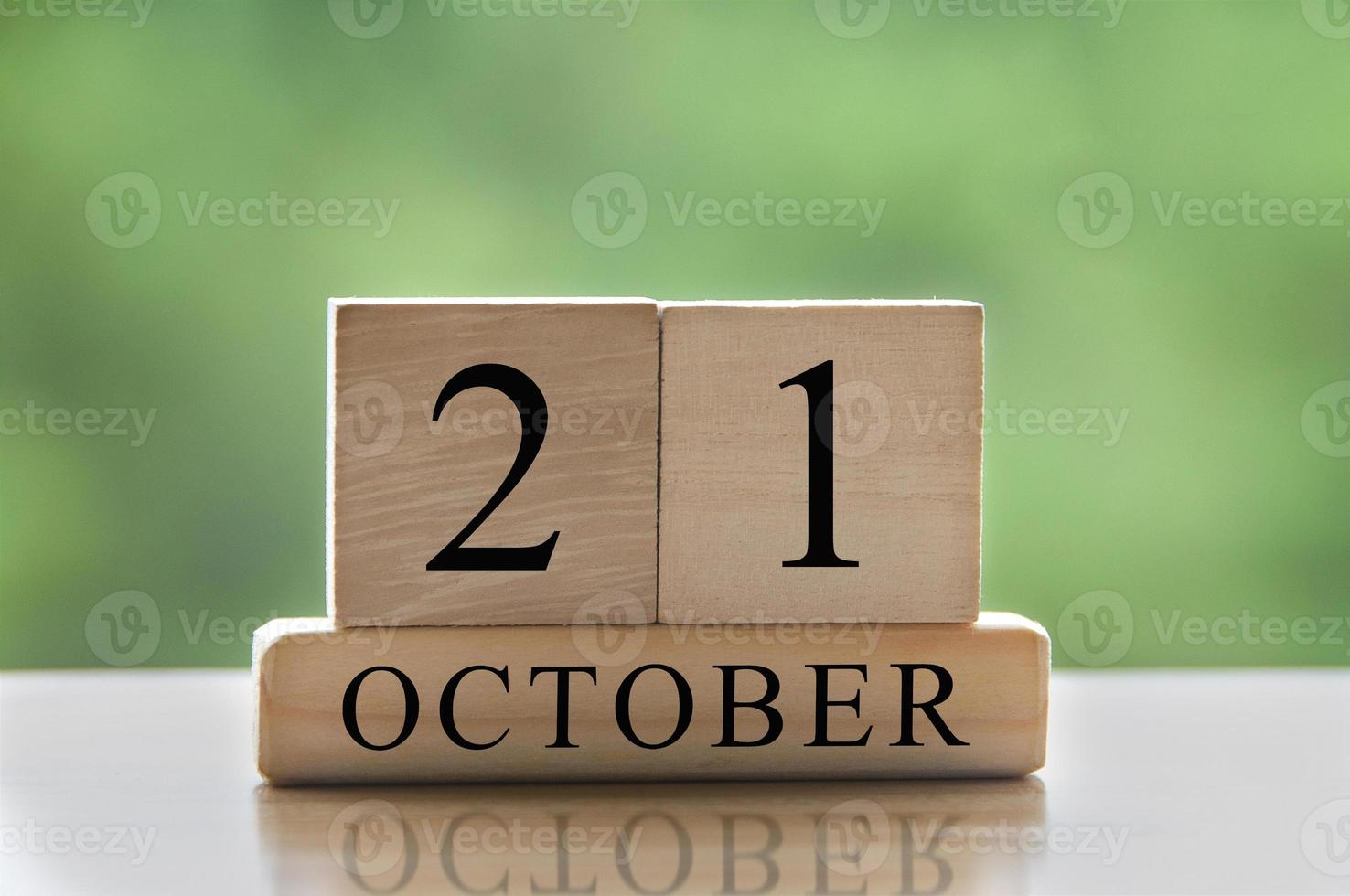 testo della data del calendario del 21 ottobre su blocchi di legno con spazio di copia per idee o testo. copia spazio e concetto di calendario foto